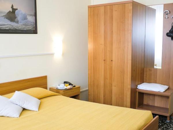 Hotel Santa Lucia : photo 1 de la chambre chambre double ou lits jumeaux avec salle de bains commune