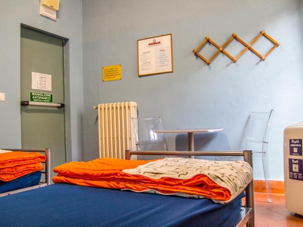 Hostel Santa Monaca : photo 4 de la chambre chambre lits jumeaux avec salle de bains commune