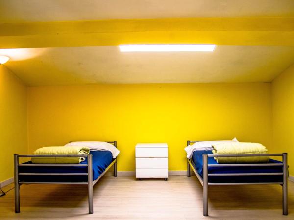 Hostel Santa Monaca : photo 1 de la chambre chambre lits jumeaux avec salle de bains privative