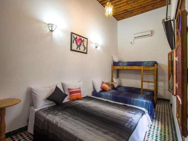 DAR MILOUDA RCIF : photo 1 de la chambre chambre familiale avec salle de bains privative