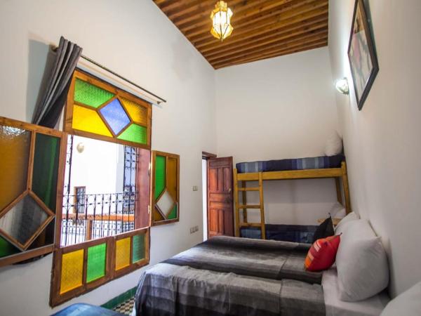 DAR MILOUDA RCIF : photo 3 de la chambre chambre familiale avec salle de bains privative