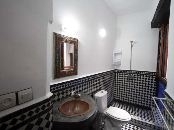 DAR MILOUDA RCIF : photo 4 de la chambre chambre familiale avec salle de bains privative