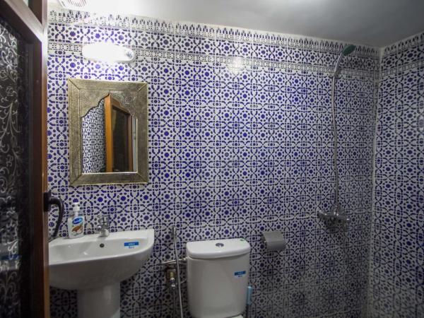 DAR MILOUDA RCIF : photo 3 de la chambre chambre triple avec salle de bains