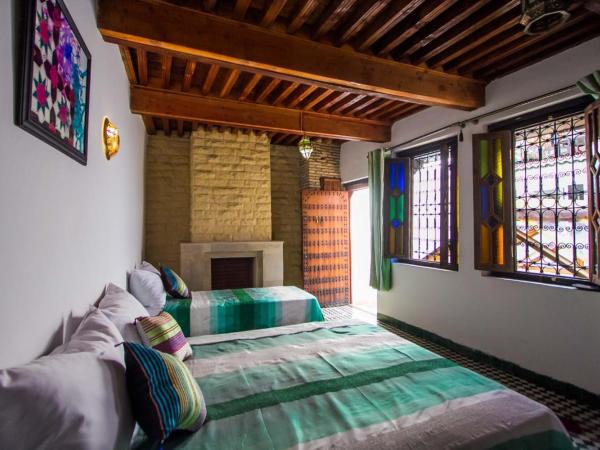 DAR MILOUDA RCIF : photo 4 de la chambre chambre quadruple avec salle de bains