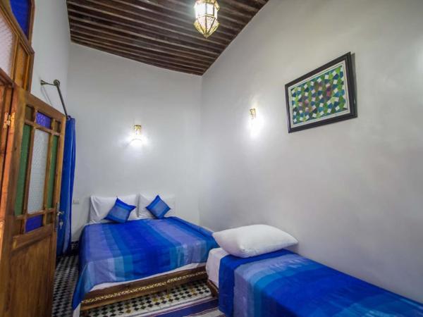 DAR MILOUDA RCIF : photo 2 de la chambre chambre triple avec salle de bains