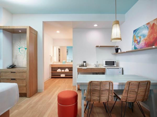 Universal's Endless Summer Resort - Surfside Inn and Suites : photo 5 de la chambre suite 2 chambres avec baignoire accessible aux personnes à mobilité réduite (forfait arrivée anticipé au parc inclus)