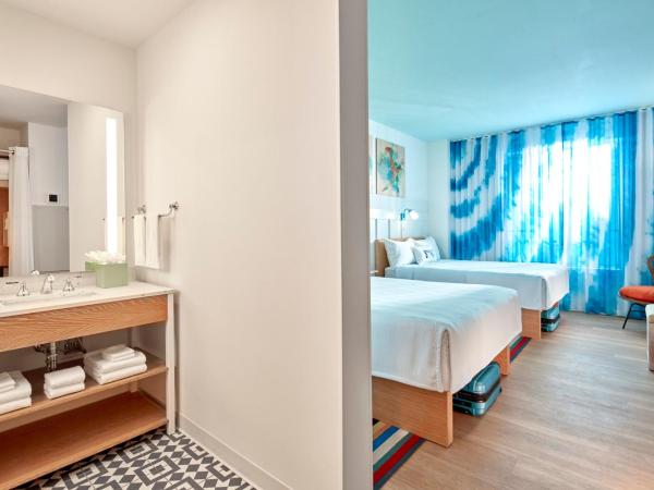 Universal's Endless Summer Resort - Surfside Inn and Suites : photo 3 de la chambre chambre avec 2 lits queen-size - vue sur piscine (entrée anticipée au parc incluse*)