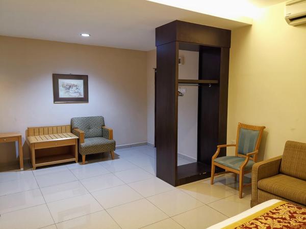 Hotel Centre Point Tampin : photo 3 de la chambre chambre lit king-size double de luxe