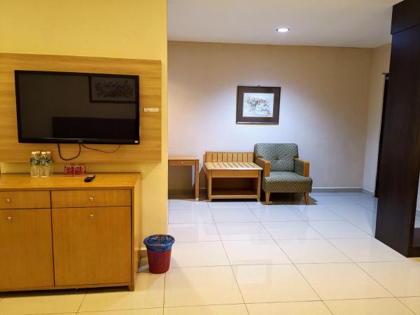 Hotel Centre Point Tampin : photo 8 de la chambre chambre lit king-size double de luxe