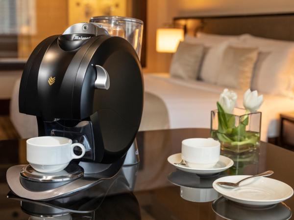 Gran Melia Jakarta : photo 7 de la chambre chambre niveau rouge avec accès au salon exécutif