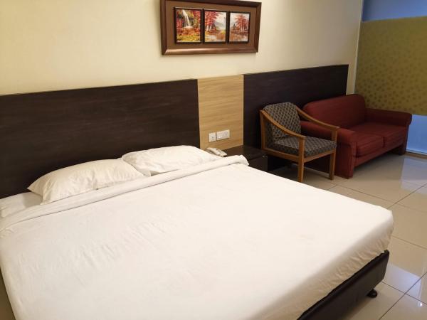 Hotel Centre Point Tampin : photo 2 de la chambre chambre simple lit king-size