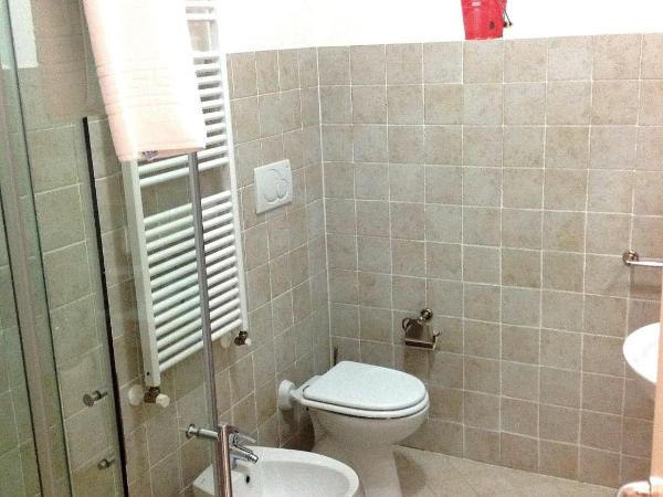 Ai Giardini Rooms : photo 7 de la chambre chambre double avec salle de bains privative