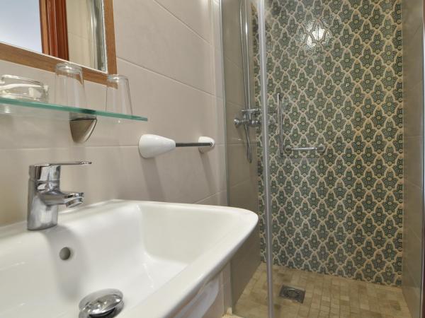 Hostal Almanzor : photo 7 de la chambre chambre triple