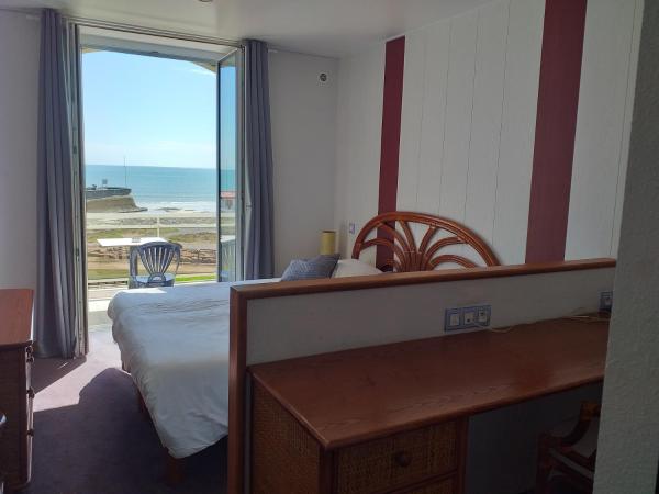 Les Rochers : photo 3 de la chambre chambre double confort avec terrasse - vue sur mer