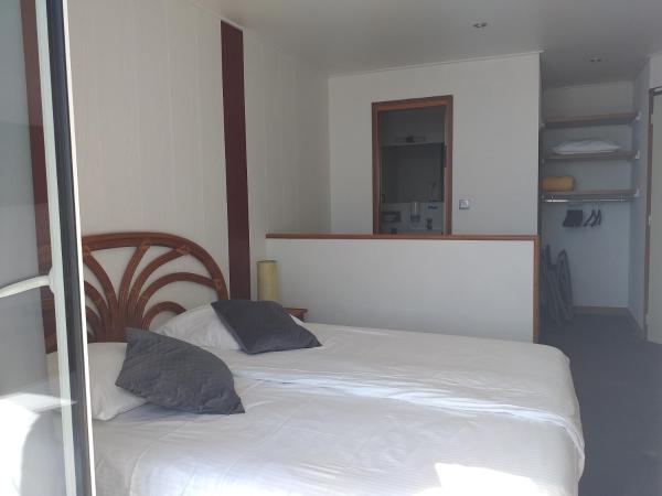 Les Rochers : photo 4 de la chambre chambre double confort avec terrasse - vue sur mer
