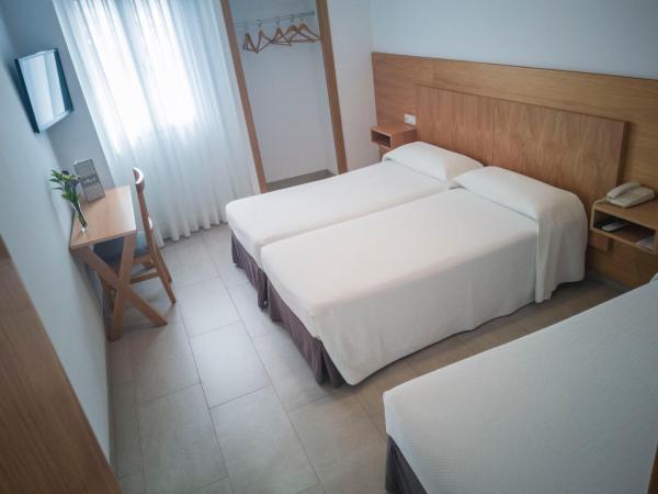 Hotel Abadi : photo 4 de la chambre chambre lits jumeaux avec lit d’appoint - 301
