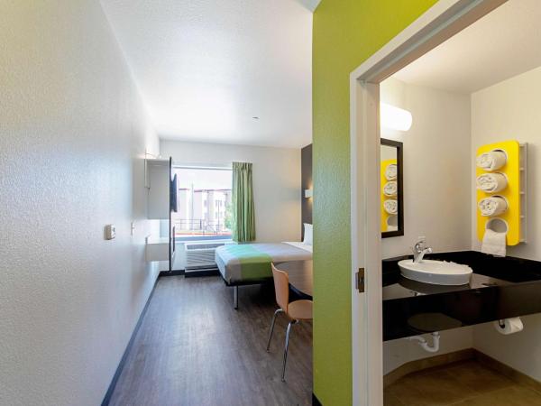 Motel 6 Austin Airport : photo 1 de la chambre chambre lit queen-size - non-fumeurs