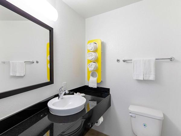 Motel 6 Austin Airport : photo 6 de la chambre chambre lit queen-size - non-fumeurs