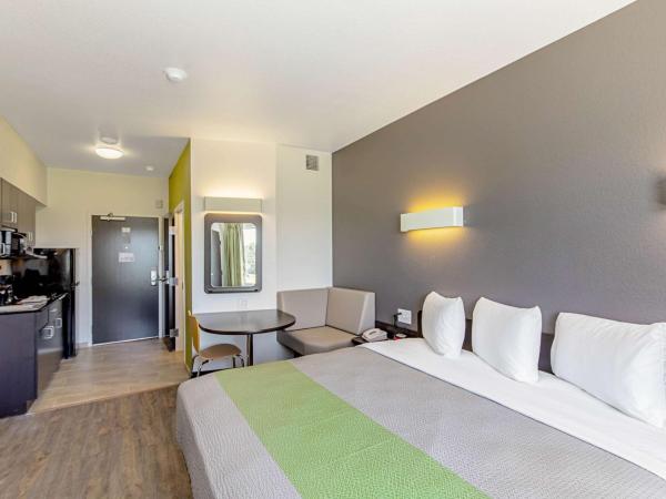 Studio 6 Austin Airport : photo 2 de la chambre chambre lit king-size deluxe