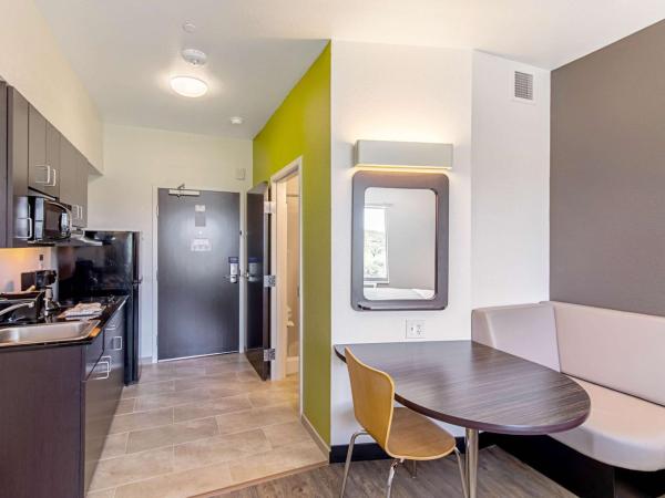 Studio 6 Austin Airport : photo 3 de la chambre chambre lit king-size - accessible aux personnes à mobilité réduite - non-fumeurs