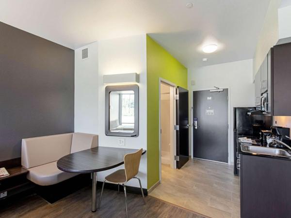 Studio 6 Austin Airport : photo 8 de la chambre chambre quadruple de luxe - non-fumeurs