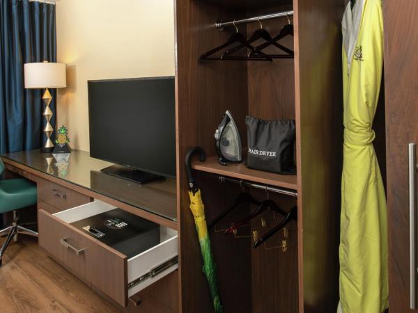 Staypineapple, Hotel Rose, Downtown Portland : photo 3 de la chambre chambre lit king-size avec douche accessible en fauteuil roulant - adaptée aux personnes à mobilité réduite