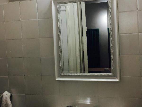 LOPEZ Hostel & Suites : photo 1 de la chambre chambre lits jumeaux avec salle de bains privative