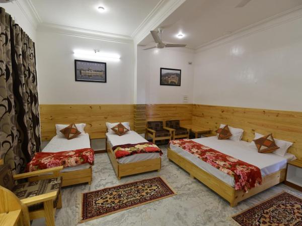 Balbir Niwas Guesthouse Homestay : photo 1 de la chambre chambre deluxe avec 2 lits queen-size