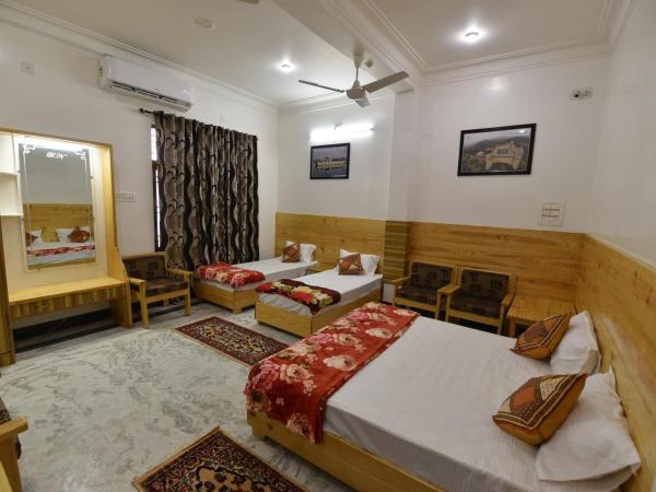 Balbir Niwas Guesthouse Homestay : photo 2 de la chambre chambre deluxe avec 2 lits queen-size