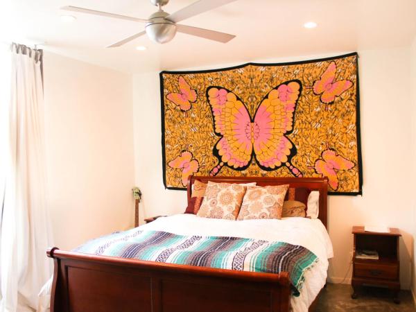 Ocean Front Vortex Female Hostel private rooms Free bikes : photo 7 de la chambre suite lit queen-size deluxe