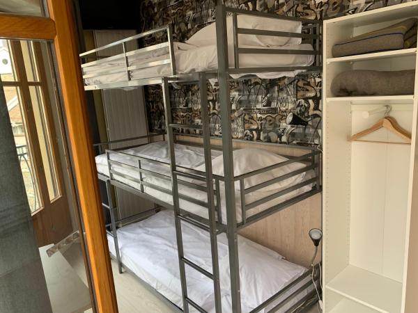 Hotel Central : photo 2 de la chambre chambre triple avec lits superposés et toilettes communes