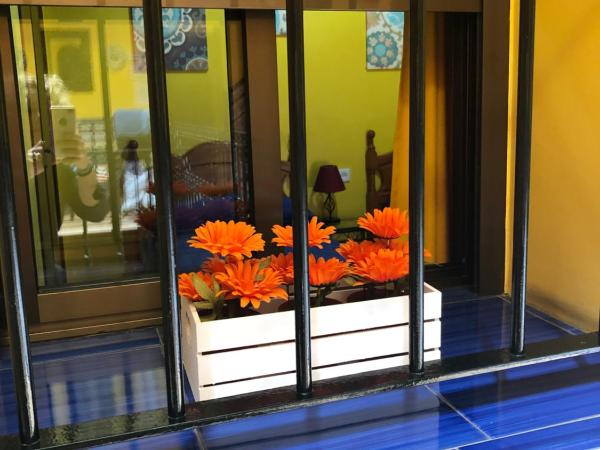 Pensión Macarena : photo 3 de la chambre chambre double avec lit d'appoint