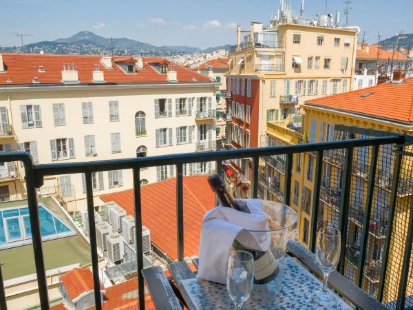 Aparthotel AMMI Nice Massena - ex Ajoupa : photo 1 de la chambre appartement en duplex avec balcon