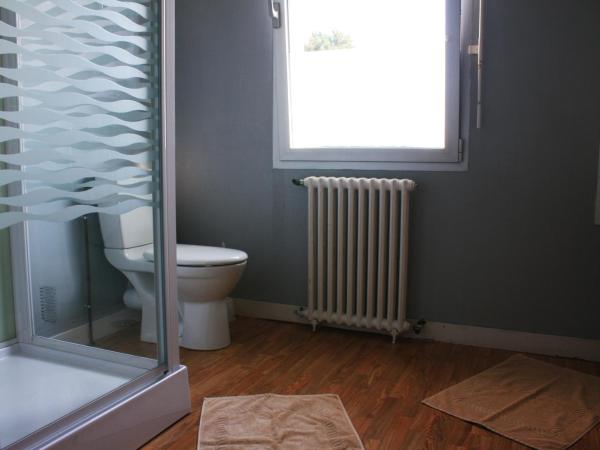 Pension de Kerioual : photo 1 de la chambre chambre triple avec toilettes communes