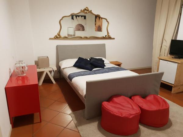 La Maison : photo 2 de la chambre chambre double avec salle de bains commune