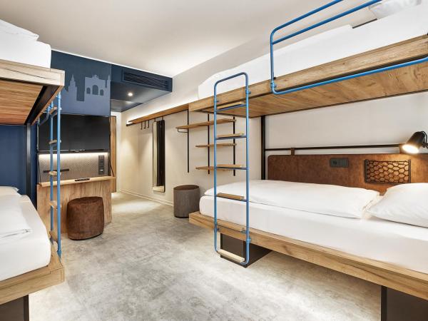 H2 Hotel München Olympiapark : photo 10 de la chambre chambre quadruple confort