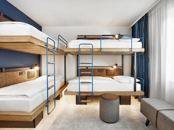 H2 Hotel München Olympiapark : photo 3 de la chambre chambre quadruple confort