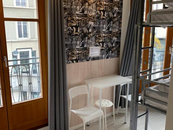 Hotel Central : photo 1 de la chambre chambre triple avec lits superposés et toilettes communes