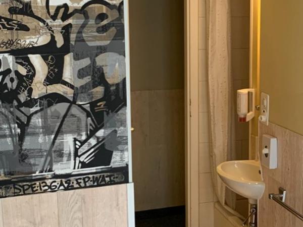 Hotel Central : photo 4 de la chambre chambre triple avec lits superposés et toilettes communes