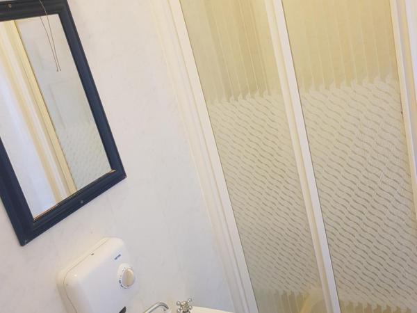 Billycan Guest Rooms : photo 5 de la chambre chambre triple avec douche