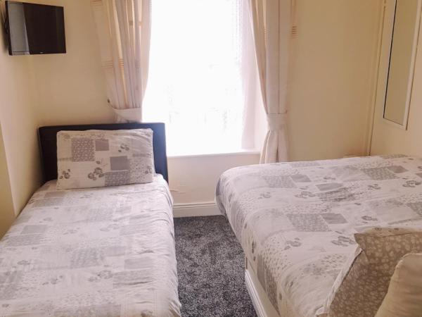 Billycan Guest Rooms : photo 7 de la chambre chambre triple avec douche