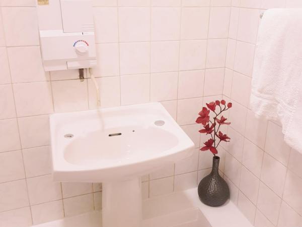 Billycan Guest Rooms : photo 3 de la chambre chambre familiale avec douche