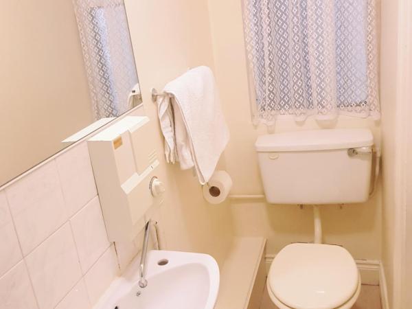 Billycan Guest Rooms : photo 1 de la chambre chambre triple avec douche