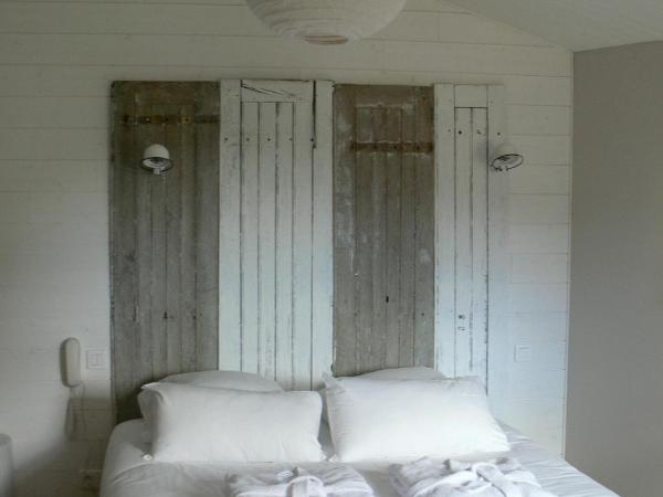 L'Île Ô Château : photo 3 de la chambre chambre double supérieure - vue sur piscine