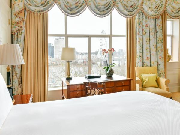 The Savoy : photo 3 de la chambre suite junior avec lit king-size et vue sur la rivière