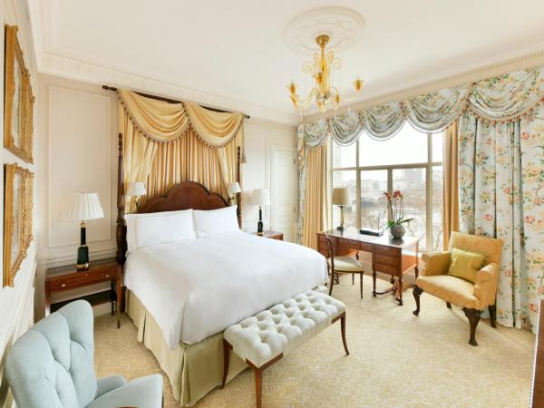 The Savoy : photo 1 de la chambre suite junior avec lit king-size et vue sur la rivière