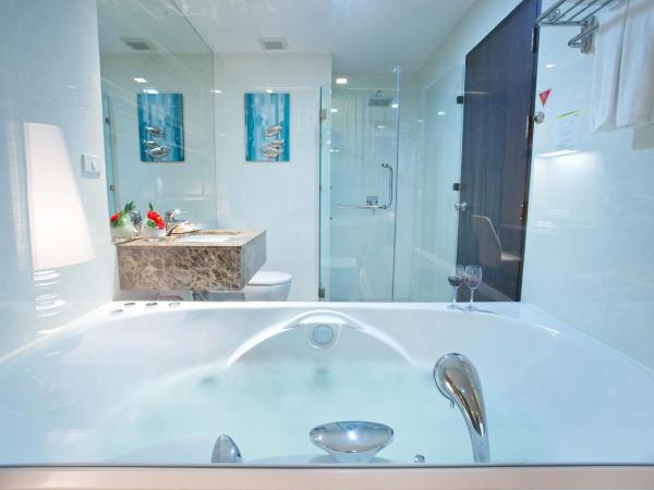 Intimate Hotel Pattaya - SHA Extra Plus : photo 5 de la chambre chambre double de luxe avec baignoire spa 