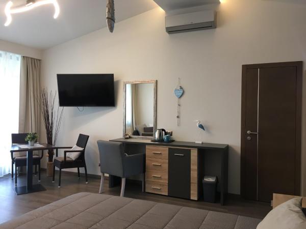 Calypso Lakeside Rooms & Lux Apartments : photo 3 de la chambre chambre familiale de luxe avec balcon - vue sur lac