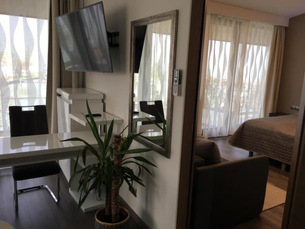 Calypso Lakeside Rooms & Lux Apartments : photo 2 de la chambre suite avec jacuzzi