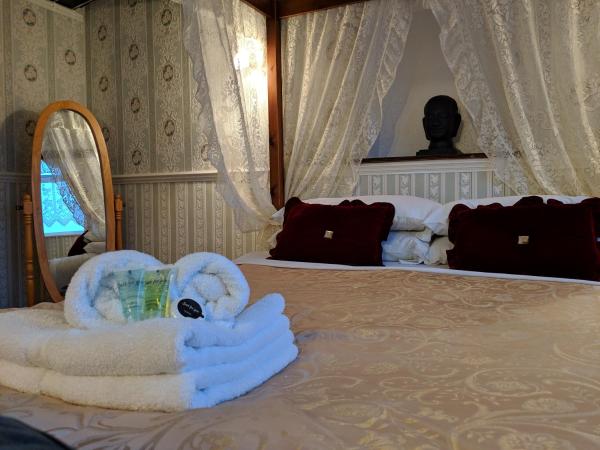 The New Guilderoy Hotel : photo 3 de la chambre suite avec lit à baldaquin